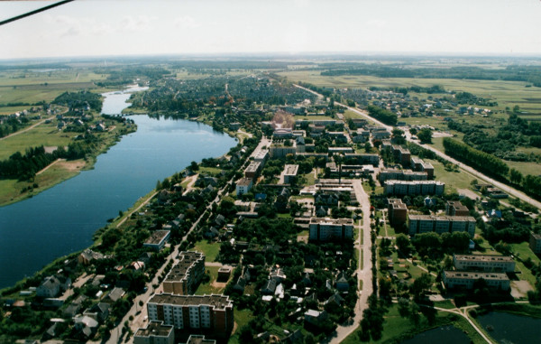 Širvintų miesto ir vandens telkinio vaizdas iš oro.